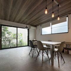 天井は木目調クロス、床はモルタル調塩ビタイルでがらっと雰囲気を変えたﾘフォームの施工事例